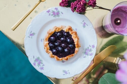 Mini,Blueberry,Pie,Dessert,On,White,Floral,Plate