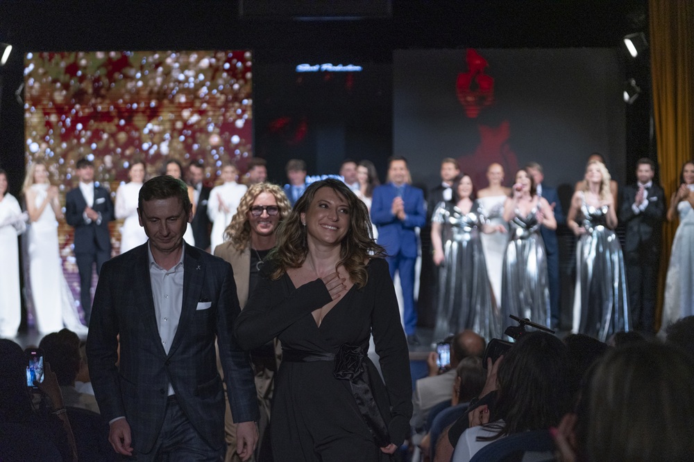 Divadlo ovládla móda: Martina Pipková Loudová představila několik desítek modelů včetně svatebních