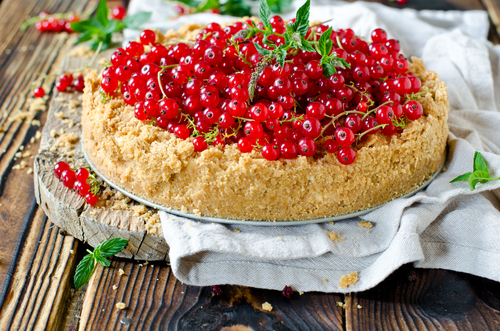 Cheesecake,With,Red,Currants