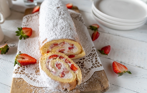 Swiss,Roll,Or,Cake,Roulade,With,Whipped,Cream,And,Strawberry