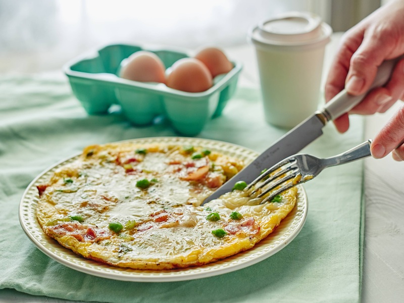 Snídaně plná bílkovin: Tvarůžková omeleta s pancettou