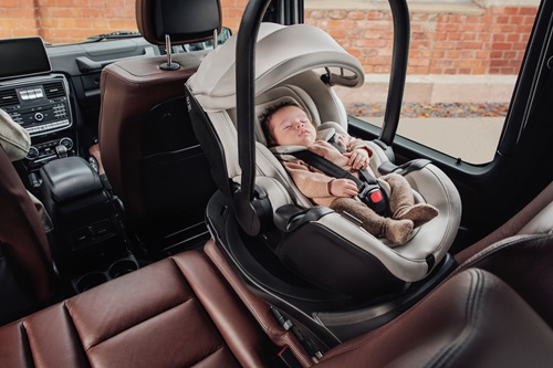 LIFESTYLE_CS_LUX_COLLECTION_BABY-SAFE_PRO_SOFT_TAUPE_InCar_2024_300dpi
